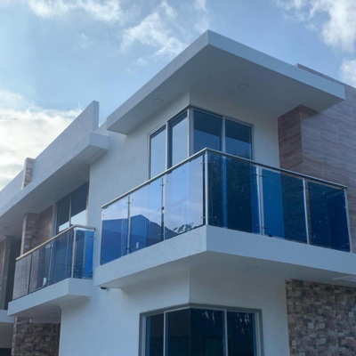 Barandillas de Cristal y Acero Inoxidable: Seguridad y Estilo Vanguardista